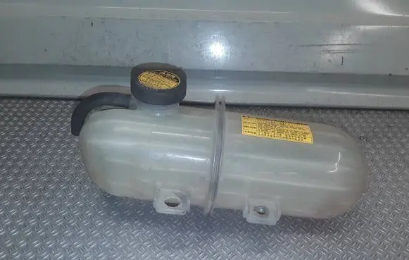 Lexus IS 220D-250-350 Coolant expansion tank/reservoir 