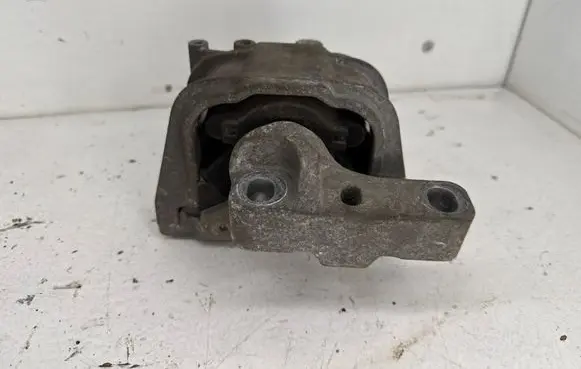 Volkswagen Touran I Engine mount bracket 1K0199262A
