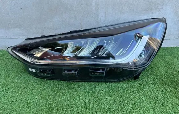 Ford Focus Headlight/headlamp 13E015