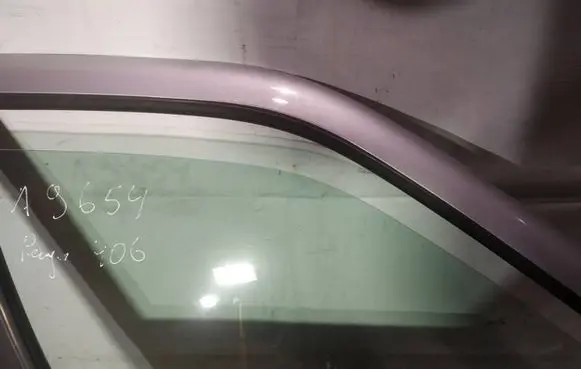 Peugeot 406 Front door window glass four-door as2