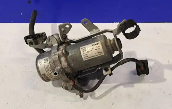 Mercedes-Benz E W212 Vacuum pump A0004302832