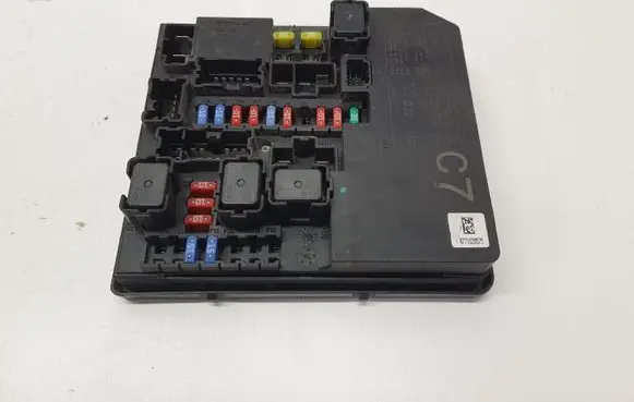 Nissan Juke I F15 Fuse module 284B71KB0B