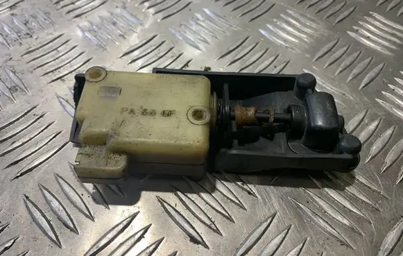 Volvo V70 Central locking motor 9483311