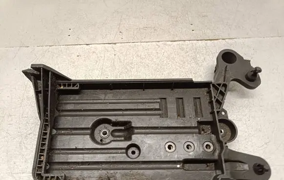 Volkswagen PASSAT B8 Battery tray 