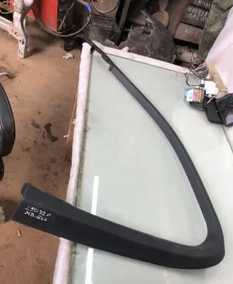 Mercedes-Benz GLC X253 C253 Front door window/glass frame A2537270421