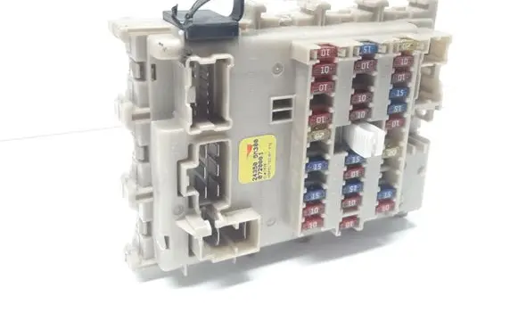 Nissan Almera N16 Fuse module 243505M300 0720001