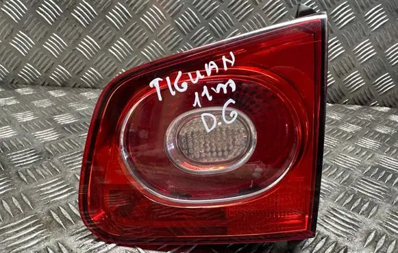 Tailgate rear/tail lights