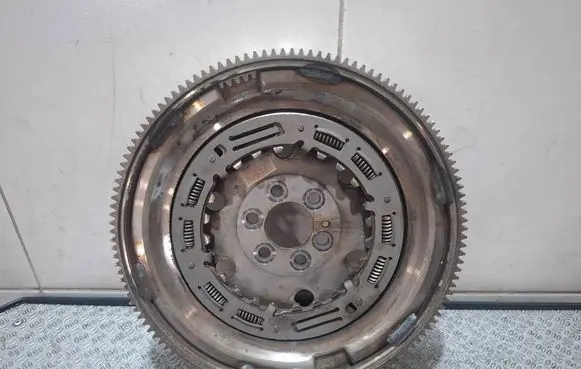 Volkswagen PASSAT B8 Dual mass flywheel 04E105266K