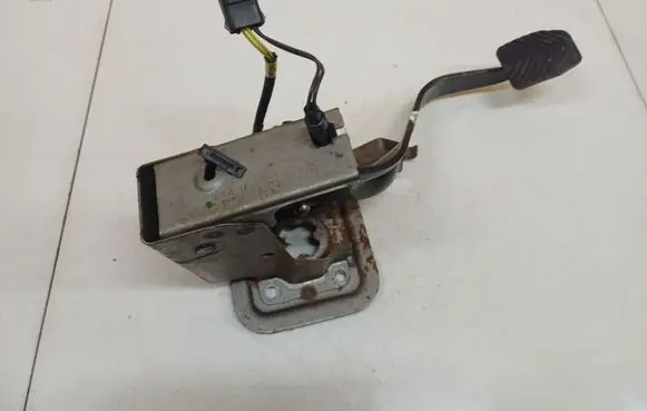 Chrysler Sebring (JS) Brake pedal
