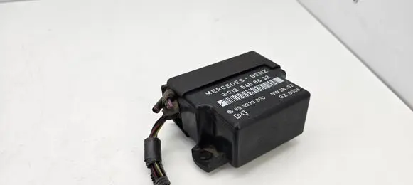 Mercedes-Benz E W124 Glow plug pre-heat relay 0125458832