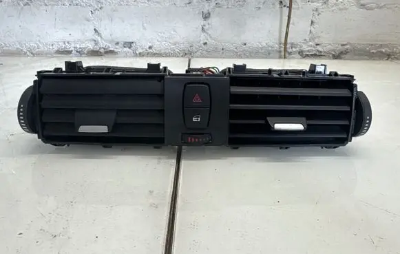 BMW 4 F32 F33 Dash center air vent grill 9347436