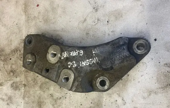 Volkswagen PASSAT B6 Engine mounting bracket 1K0199117