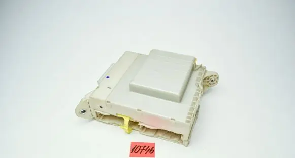 Lexus IS 220D-250-350 Fuse module 8273053020