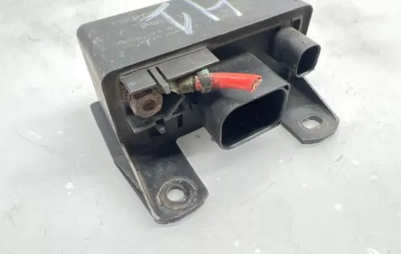 Mercedes-Benz E W211 Glow plug pre-heat relay 0005453516