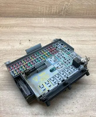 Opel Vectra B Fuse module 90504534