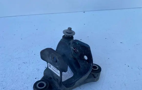 Engine mounting bracket