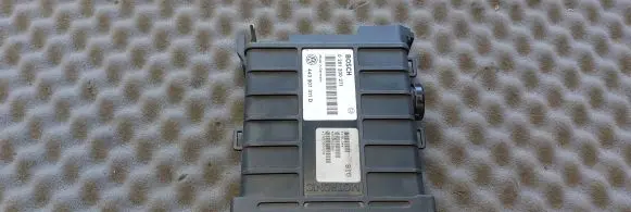 Volkswagen PASSAT B3 Engine control unit/module 443907311D 0261200271 26SA1536