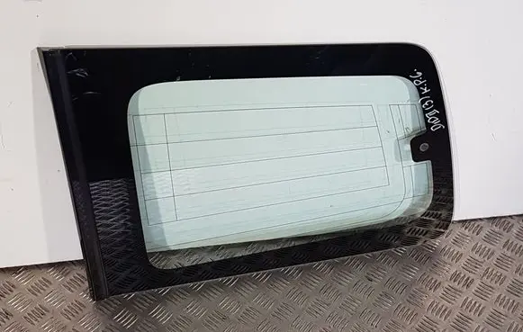 Mitsubishi Pajero Rear side window 6121A221