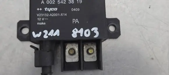 Mercedes-Benz E W211 Charging relay A0025423819 V23132A2001X14