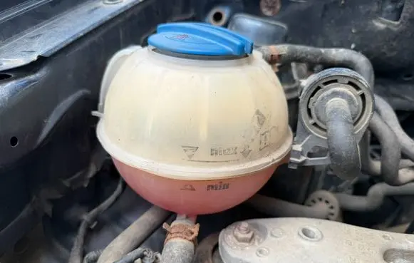 Volkswagen Polo IV 9N3 Coolant expansion tank/reservoir 6Q0121407