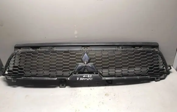 Mitsubishi Outlander Front bumper upper radiator grill 6402A198