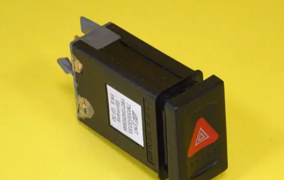 Volkswagen PASSAT B5 Hazard light switch 7M3953235