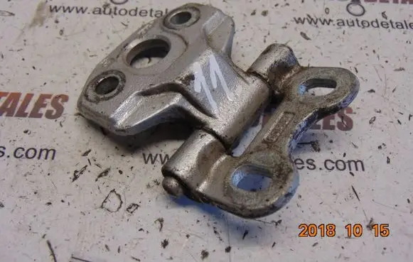 Mercedes-Benz E W210 Front door upper hinge