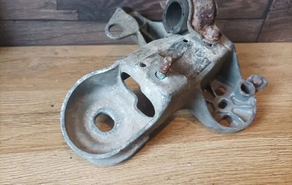 Volkswagen PASSAT B5 Engine mounting bracket 4B0199352A