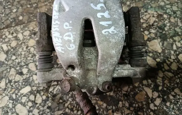 Toyota Avensis T250 Rear brake caliper 