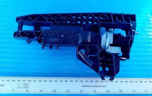 Audi Q7 4M Front door exterior handle/bracket 4M0837886A