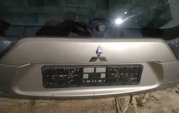 Mitsubishi Outlander Trunk door license plate light bar 