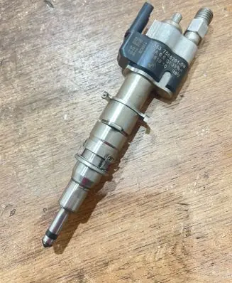 BMW 3 E90 E91 Fuel injector 7585261 PA66GF3596 10181010