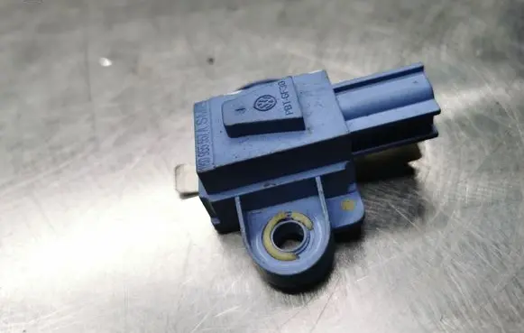 Volkswagen Golf V Airbag deployment crash/impact sensor 1K0955557A
