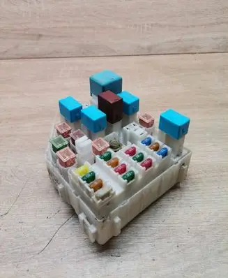 Toyota Corolla Verso E121 Fuse module 2495 4A27