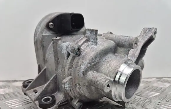 Mercedes-Benz C W205 Water pump A2642000100 M0100868 2006400351