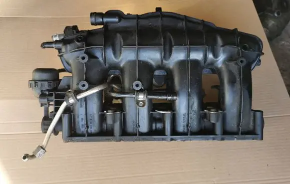 Volkswagen PASSAT CC Intake manifold 06H133185T