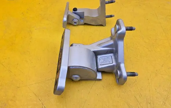 Mercedes-Benz GLC C253 Front door lower hinge 