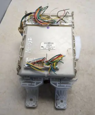 Toyota Prius (NHW20) Fuse module 8273047290 8K101876 9711A