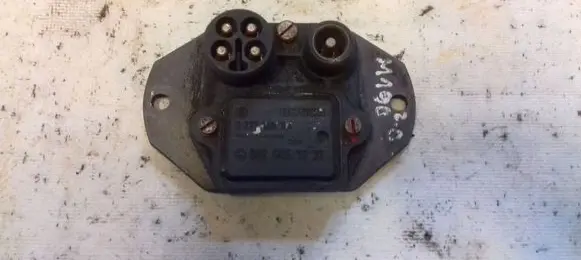 Mercedes-Benz 190 W201 Ignition amplifier control unit 0025451832