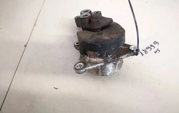 Honda FR-V Engine mount bracket