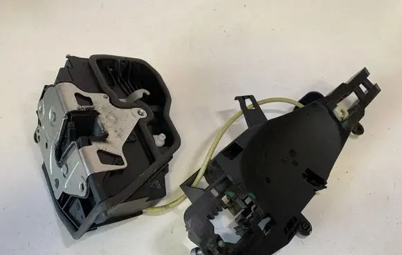 BMW X1 E84 Front door lock 7229458