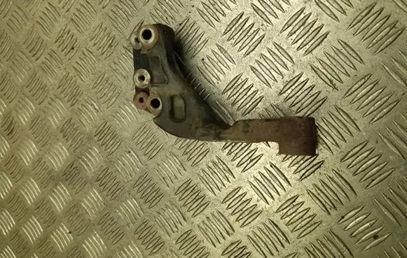 Engine mounting bracket
