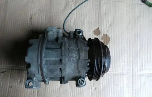 Volkswagen PASSAT B5.5 Air conditioning (A/C) compressor (pump) 4B0280805C
