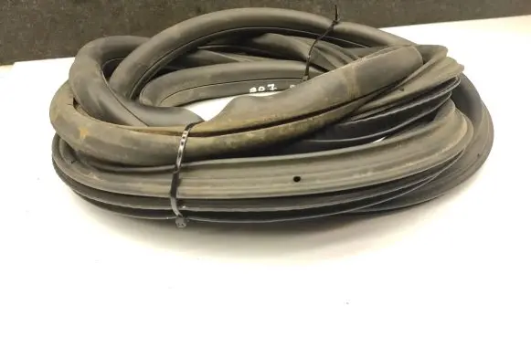 Mercedes-Benz Sprinter W907 W910 Rubber seal front coupe door 907P