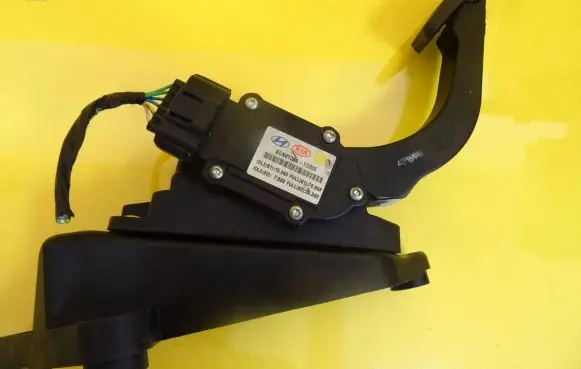 KIA Carens III Accelerator throttle pedal 327261D200 32726-1D200