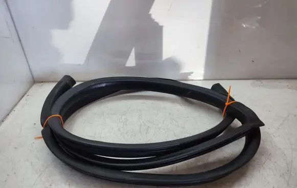 Suzuki Grand Vitara II Front door rubber seal 