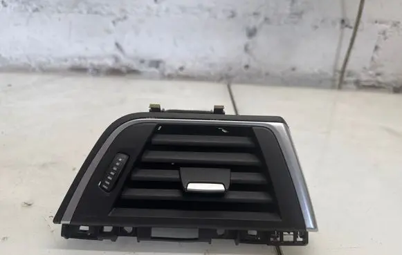 BMW 4 F32 F33 Dashboard side air vent grill/cover trim 9346225