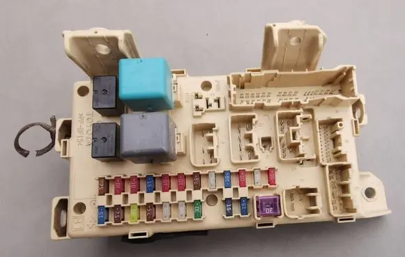 Toyota Avensis Verso Fuse box set 8922144040 TA273004XAB