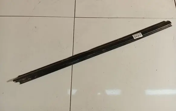 Chrysler Voyager Front door glass trim molding 