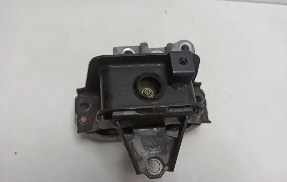 Mitsubishi Outlander Engine mount bracket